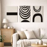 北欧ミニマルな空間に複数のアートを並べたコーディネート例。アーチライン抽象アートを主役に統一感のあるインテリア。