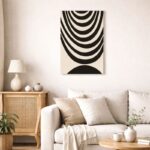 北欧ミニマルなリビングに飾られた、重なり合うアーチラインのモノトーン抽象アート（A3相当・無フレーム）。