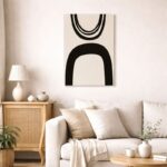 北欧ミニマルなリビングに飾られた、ブラックのアーチライン抽象アート（A3相当・無フレーム）。