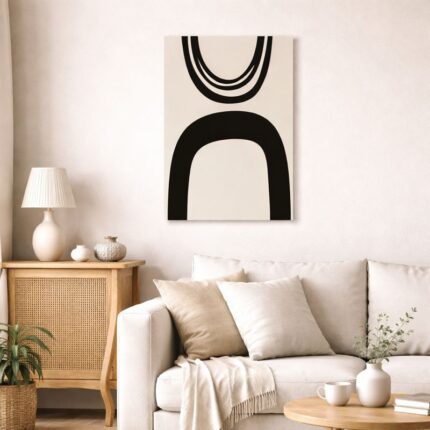 北欧ミニマルなリビングに飾られた、ブラックのアーチライン抽象アート（A3相当・無フレーム）。
