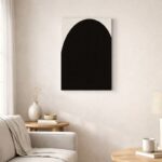 北欧ミニマルなリビング空間に飾られた、ブラックアーチの抽象アート（A3サイズ相当）。