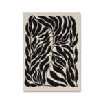 ベージュ背景にブラックのリーフフォルムで描かれた北欧ミニマル 抽象アート作品。
