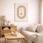 北欧ミニマルなリビング空間に飾られた、A3サイズ相当のムーンフェーズとアーチラインの抽象アート。