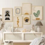 北欧ミニマルな空間に複数の抽象アートを並べて飾ったギャラリー風インテリアコーディネート。