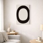 北欧ミニマルなリビング空間に飾られた、ブラックリングの北欧ミニマル 抽象アート（A3サイズ相当）。