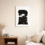 北欧ミニマルなリビング空間に飾られた、ブラックストロークの北欧ミニマル 抽象アート（A3サイズ相当）。
