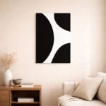 北欧ミニマルなリビング空間に飾られた、ブラックカーブの北欧ミニマル 抽象アート（A3サイズ相当）。