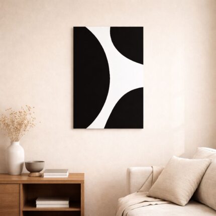 北欧ミニマルなリビング空間に飾られた、ブラックカーブの北欧ミニマル 抽象アート（A3サイズ相当）。