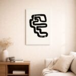 北欧ミニマルなリビング空間に飾られた、有機的なブラックラインの北欧ミニマル 抽象アート（A3サイズ相当）。