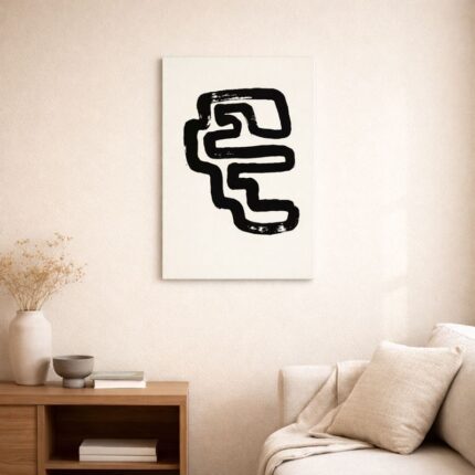 北欧ミニマルなリビング空間に飾られた、有機的なブラックラインの北欧ミニマル 抽象アート（A3サイズ相当）。