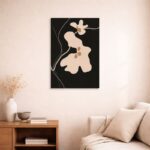 北欧ミニマルなリビング空間に飾られた、ブラックライン ナチュラルフォルムの抽象アート（A3サイズ相当）。