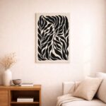 北欧ミニマルなリビング空間に飾られた、ブラックリーフフォルムの抽象アート（A3サイズ相当）。