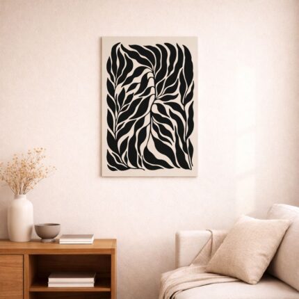 北欧ミニマルなリビング空間に飾られた、ブラックリーフフォルムの抽象アート（A3サイズ相当）。