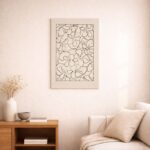 北欧ミニマルなリビング空間に飾られた、ブラックラインのボタニカルパターン 抽象アート（A3サイズ相当）。