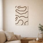北欧ミニマルなリビング空間に飾られた、ブラウンラインのオーガニックパターン 抽象アート（A3サイズ相当）。