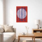 北欧ミニマルな空間に飾られた、レッドとブルーの縦ライン抽象アート（A3サイズ相当）。