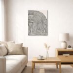 北欧ミニマルな空間に飾られた、ブラックラインのカーブ抽象アート（A3サイズ相当）。