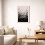 北欧ミニマルな空間に飾られた、ブラックラインのレイヤー抽象アート（A3サイズ相当）。