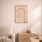 北欧ミニマルなリビング空間に飾られた、リーフラインのテラコッタ抽象アート（A3サイズ相当）。