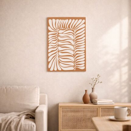 北欧ミニマルなリビング空間に飾られた、リーフラインのテラコッタ抽象アート（A3サイズ相当）。