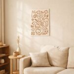 北欧ミニマルなリビング空間に飾られた、ブラウンラインのボタニカルパターン抽象アート（A3サイズ相当）。