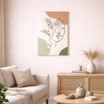 北欧ミニマルなリビング空間に飾られた、フェイスラインと植物モチーフを描いた抽象アート（A3サイズ相当）。