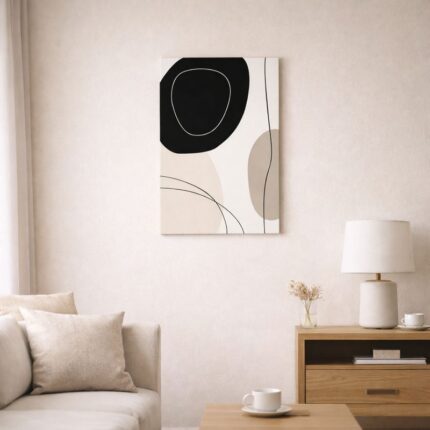 北欧ミニマルなリビング空間に飾られた、ブラックフォルムと有機的ラインで構成された抽象アート（A3サイズ相当）。