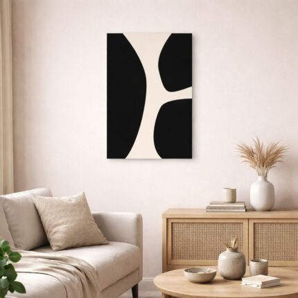 北欧ミニマルなリビング空間に飾られた、ブラックとベージュの有機カーブ抽象アート（A3サイズ相当）。