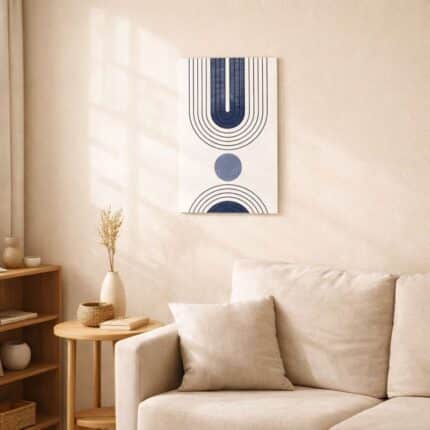 北欧ミニマルなリビング空間に飾られた、ブルーアーチとブラックラインのジオメトリック抽象アート（A3サイズ相当）。