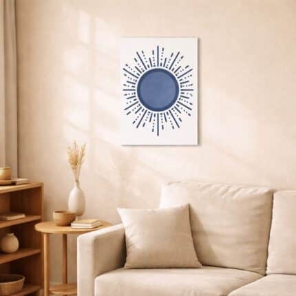 北欧ミニマルなリビング空間に飾られた、ブルーサークルと放射ラインの抽象アート（A3サイズ相当）。