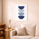 北欧ミニマルなリビング空間に飾られたブルーセミサークルの抽象アート（A3サイズ相当）。