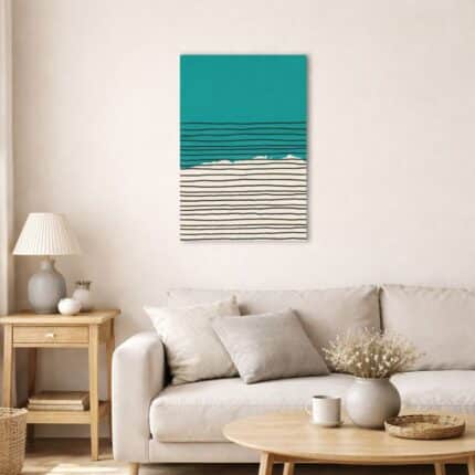 北欧ミニマルなリビング空間に飾られた、ターコイズブルーとブラックラインの水平ライン抽象アート（A3サイズ相当）。