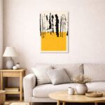 北欧ミニマルなリビング空間に飾られた、マスタードイエローとブラックブラッシュの抽象アート（A3サイズ相当）。