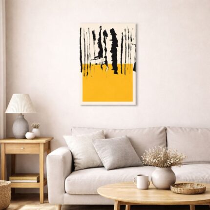 北欧ミニマルなリビング空間に飾られた、マスタードイエローとブラックブラッシュの抽象アート（A3サイズ相当）。