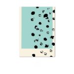 北欧ミニマルなリビング空間に飾られた、ミントブルーとブラックドットの抽象アート（A3サイズ相当）。