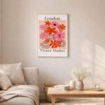 北欧ミニマルなリビング空間に飾られた、ロンドン フラワーマーケットを描いたフラワー抽象アート（A3サイズ相当）