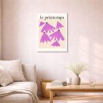 北欧ミニマルなリビング空間に飾られた、パープルのフラワーモチーフで描かれた北欧ミニマル 抽象アート（A3サイズ相当）。