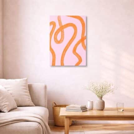 北欧ミニマルなリビング空間に飾られた、ピンク×オレンジの有機ラインで描かれた北欧ミニマル 抽象アート（A3サイズ相当）。
