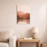 北欧ミニマルなリビング空間に飾られた、山並みと湖面反射を描いた抽象風景アート（A3サイズ相当）。