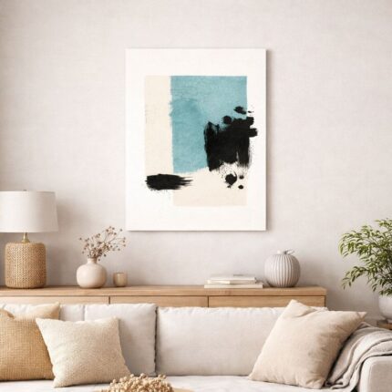 北欧ミニマルなリビング空間に飾られた、ブラックブラッシュが印象的な抽象アート（A3サイズ相当）。