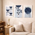 北欧ミニマルな空間に、ブルー系ジオメトリック抽象アートを組み合わせて飾ったコーディネート例。