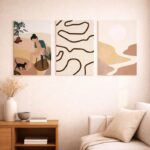 北欧ミニマル空間に、人物とボタニカル抽象アートを組み合わせて飾ったコーディネート例。