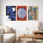 北欧ミニマルな空間に、レッド×ブルーのライン抽象アートを組み合わせて飾ったコーディネート例。