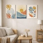 北欧ミニマルな空間に、サンモチーフの抽象アートを組み合わせて飾ったコーディネート例。