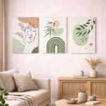 北欧ミニマルな空間に、ボタニカルモチーフの抽象アートを複数組み合わせて飾ったコーディネート例。