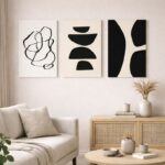 北欧ミニマルな空間に、ブラックシェイプの抽象アートを組み合わせて飾ったコーディネート例。