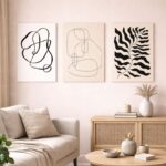 北欧ミニマルな空間に、ブラックライン抽象アートを組み合わせて飾ったコーディネート例。