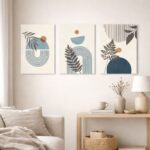 北欧ミニマルな空間に、アーチラインとボタニカル抽象アートを組み合わせて飾ったコーディネート例。