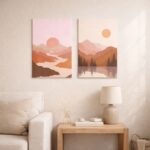 北欧ミニマルな空間に、夕陽と川を描いた抽象アートを組み合わせて飾ったコーディネート例。