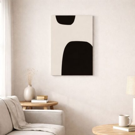 北欧ミニマルなリビング空間に飾られた、有機的ブラックフォルムの抽象アート（A3サイズ相当）。